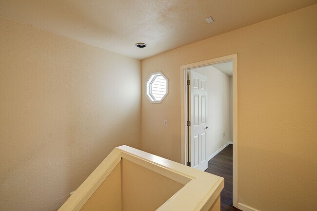 Building Photo - 2bd/2.5ba Woodinville Townhome