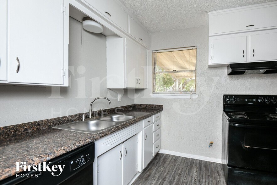 Building Photo - 308 Bluebonnet St