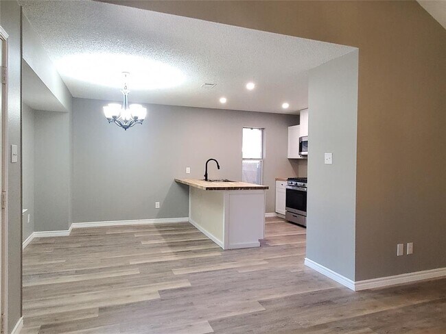 Building Photo - 1806 Maplelawn St