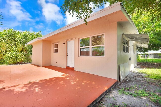 Primary Photo - 2435 Plunkett St