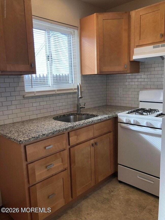 Building Photo - 400 Sairs Ave