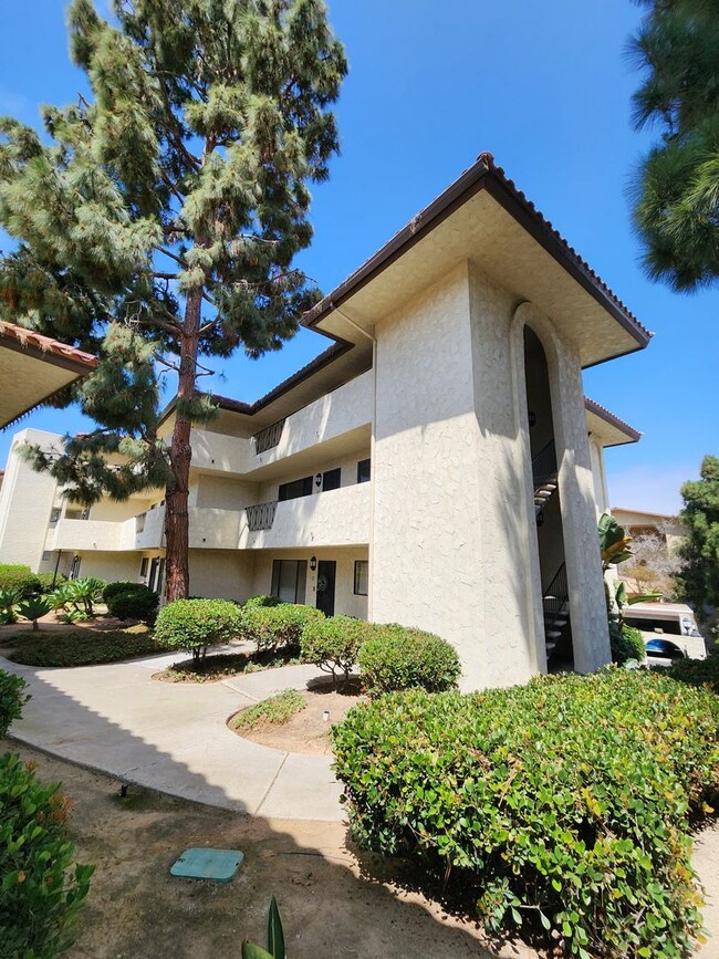 Building Photo - Completely Remodeled 3rd Floor Top Unit with Bay Views