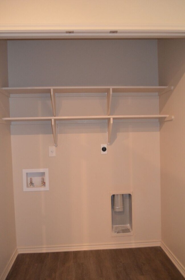 Building Photo - 1021 Cline Dr