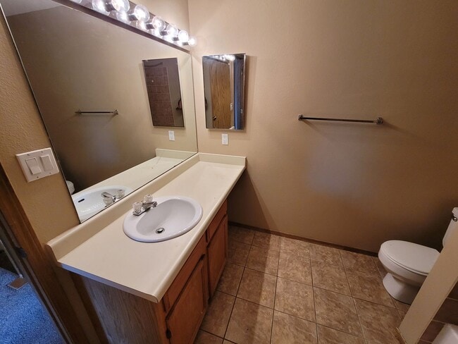 Building Photo - Great Townhome in a Gated Community