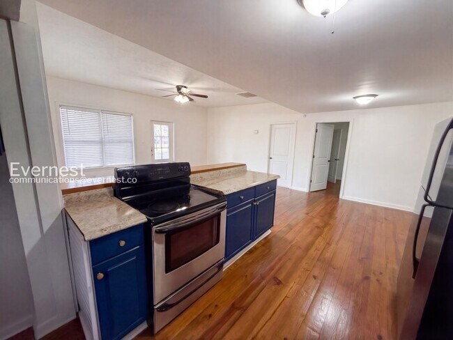 Building Photo - 506 Alpha St S