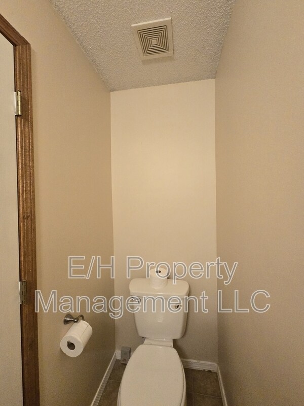 Building Photo - 4460 S Elizabeth Ave