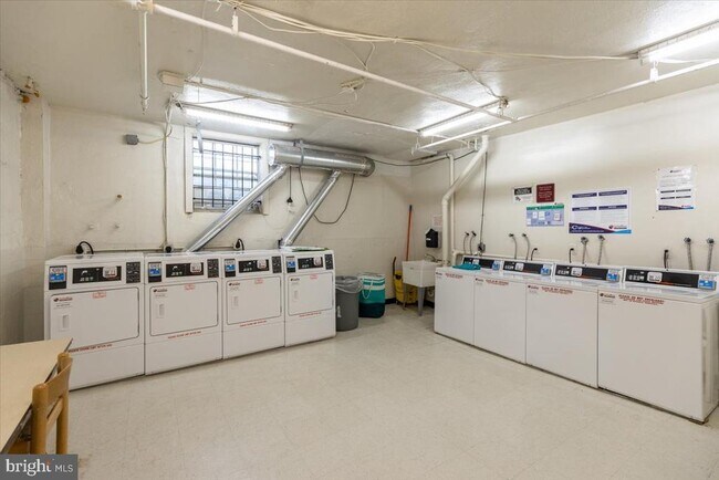 Building Photo - 1909 N Rhodes St