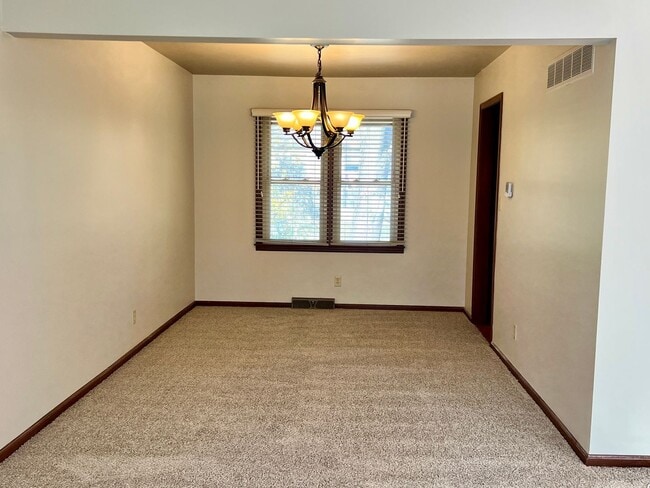 Building Photo - Amazing 4 Bedroom Home!