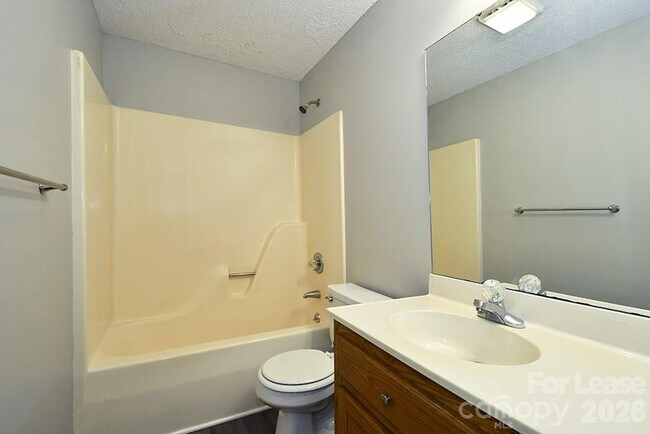Building Photo - 152 Glen-Gar Dr