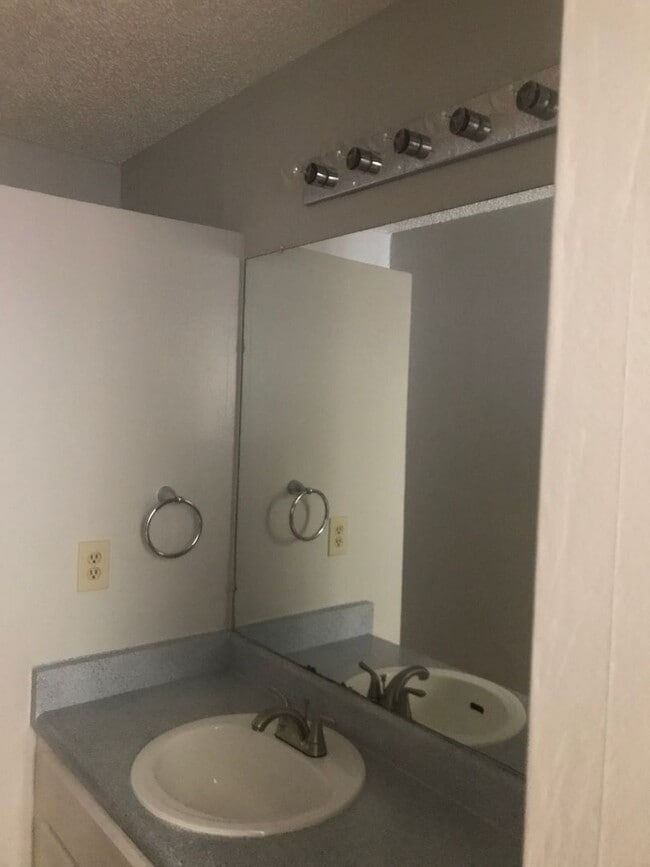 Building Photo - 2 bedroom Duplex