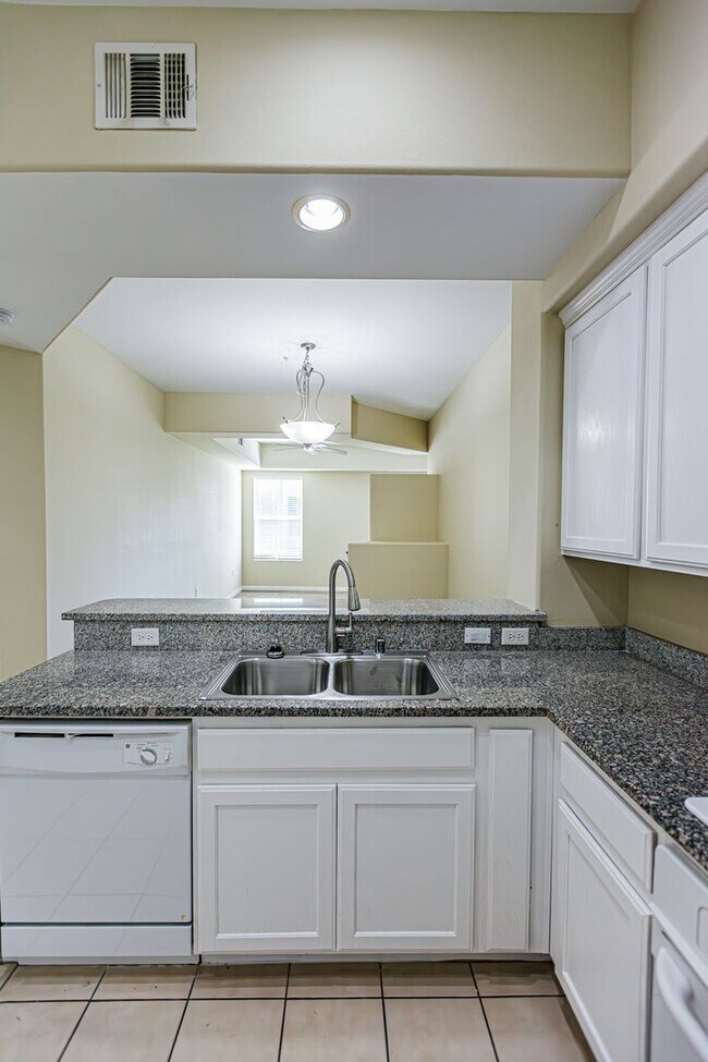 Building Photo - Top Floor 2 Bedroom Condo Located in Manha...