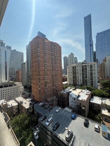 Building Photo - 33 W Delaware Pl
