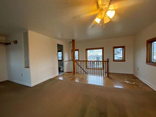 Building Photo - Loft Style Single Family Home - HUGE Yard