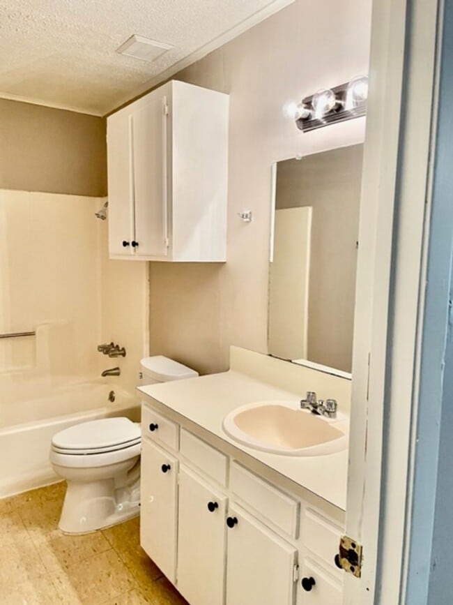 Building Photo - 410-412 N 6th Street