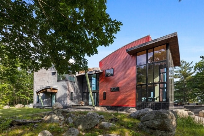 Building Photo - 370 Summer St