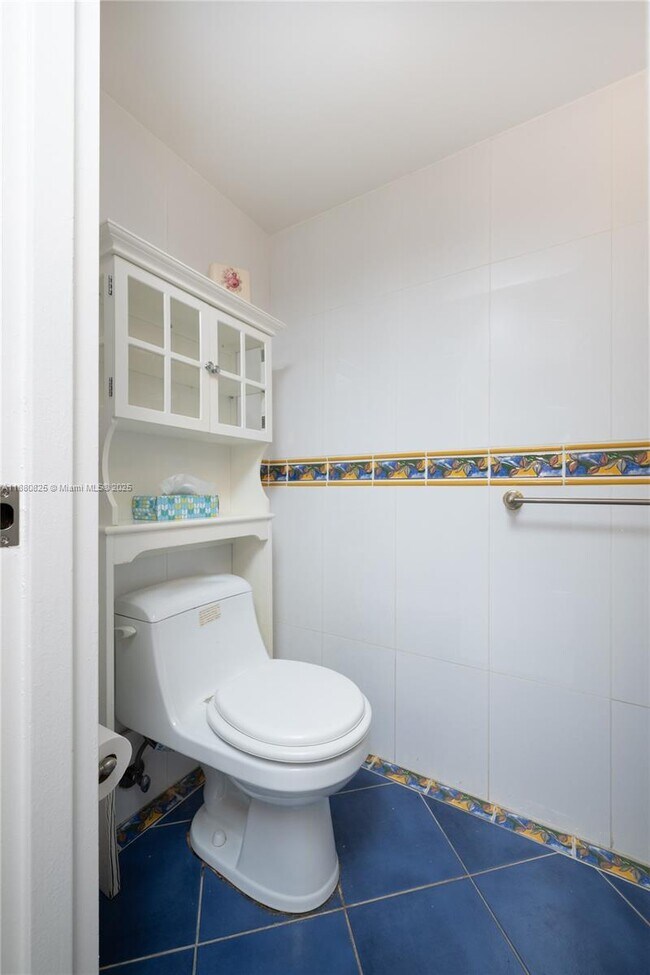 Building Photo - 2030 S Ocean Dr