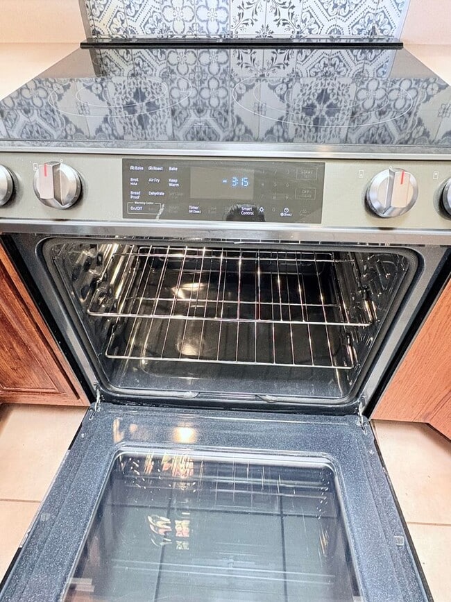 Building Photo - *AVAILABLE NOW* Gorgeous 3 bed/2 bath home...