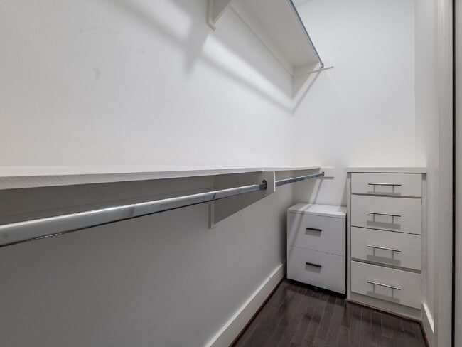 Building Photo - "Charming 4-Bed Houston Haven with Elegance on East 32nd Street!"