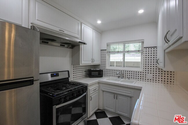 Building Photo - 12942 Moorpark St