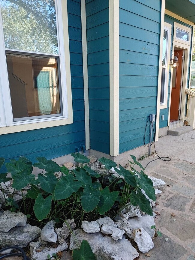 Building Photo - Beautiful 3 Bedroom / 2.5 Bath Townhome in Kyle