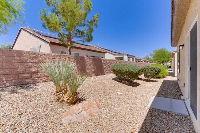 Building Photo - Spacious & Bright 3-Bed Home in Desirable ...