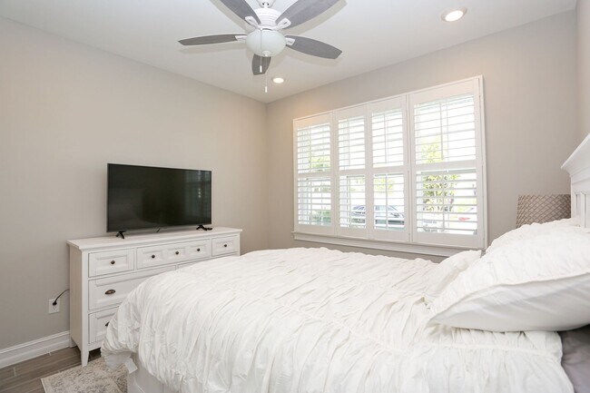 Building Photo - **Brand New, Bright & Beautiful Bonita Spr...