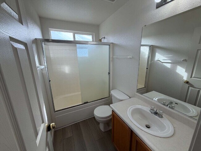 Building Photo - 3 Bedroom 2.5 Bathroom Home in Northwest Reno!