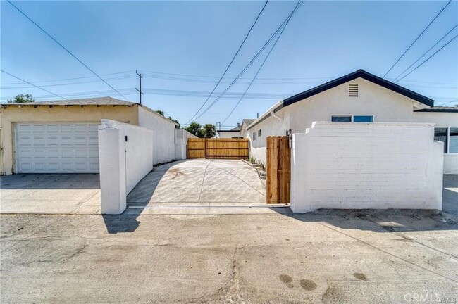 Primary Photo - 11443 Saticoy St