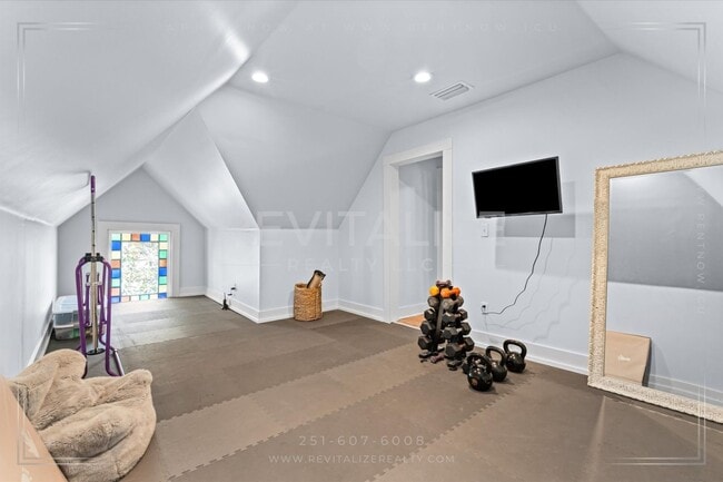 Building Photo - Beautiful Victorian Home in the Heart of S...