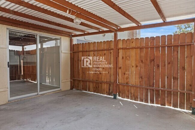 Building Photo - 3009 Canyon Crest Dr
