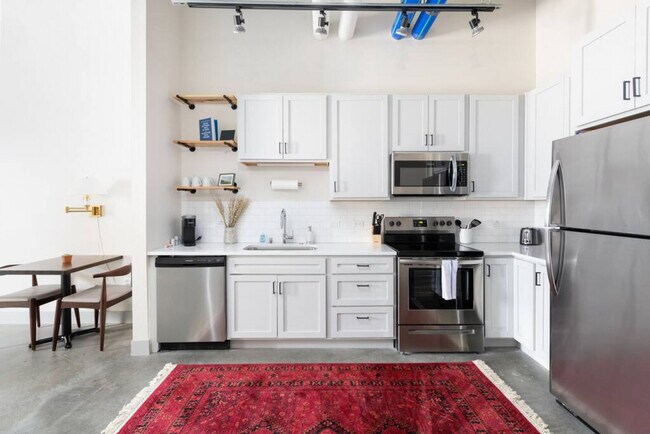 Building Photo - 1009 W Juneau Ave