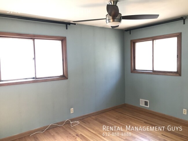 Building Photo - Cute Two Bedroom in Side by Side Duplex- L...