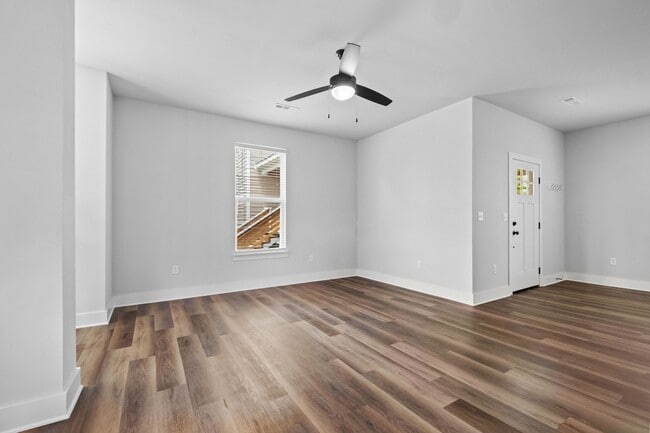 Building Photo - Beautiful and Modern Home!