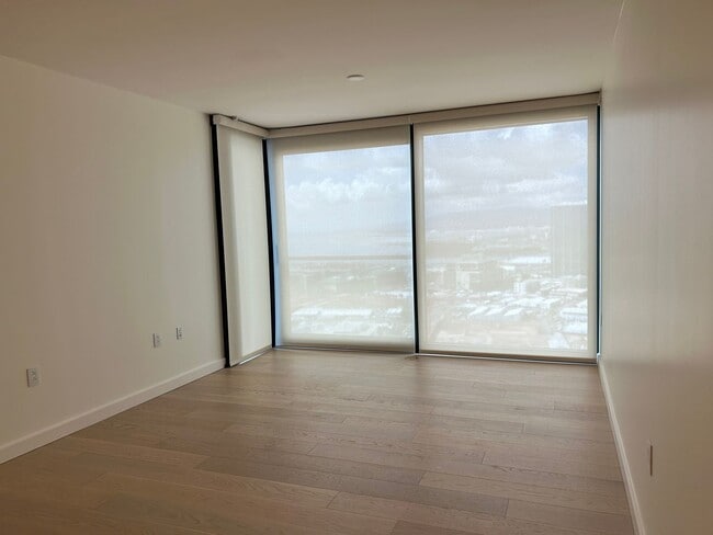 Building Photo - Luxury 1-Bedroom Kakaako Apartment