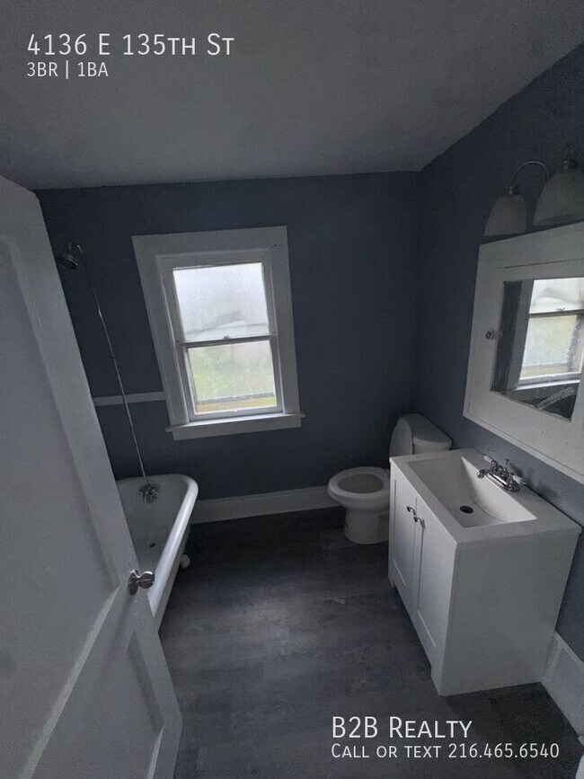 Building Photo - 4136 E 135th St