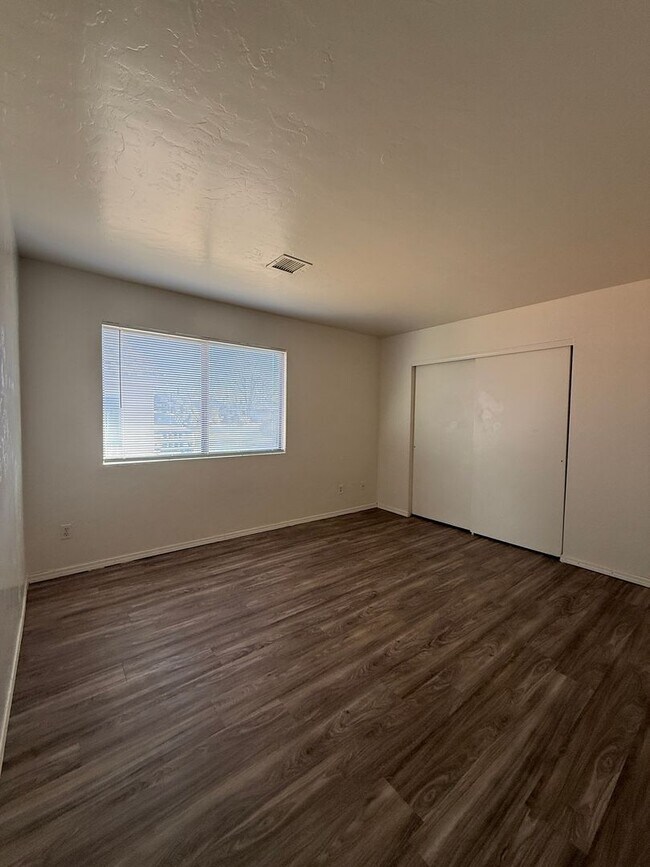 Building Photo - 8372 E Lakeshore Dr