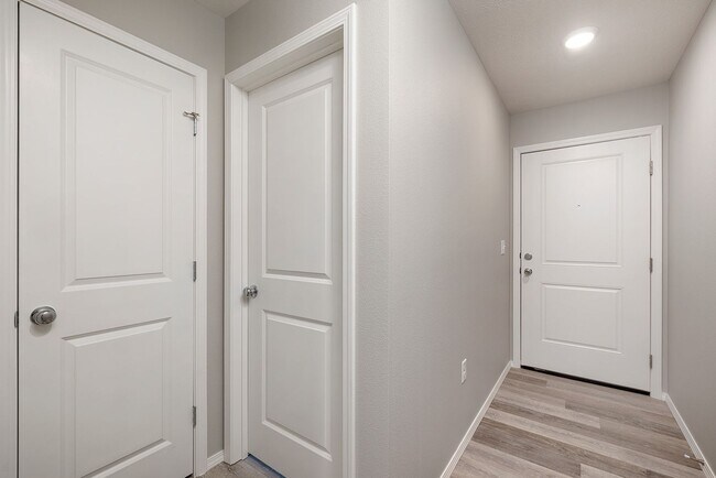 Building Photo - 3 bedroom duplex-Westbury Gardens!
