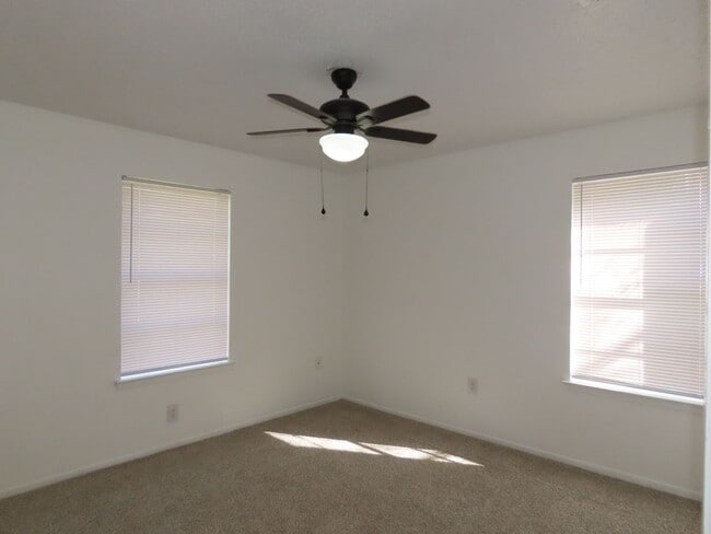 Building Photo - Quaint 3 Bedroom, 1 Bathroom Home in Whitehouse, w/ Shed for Storage