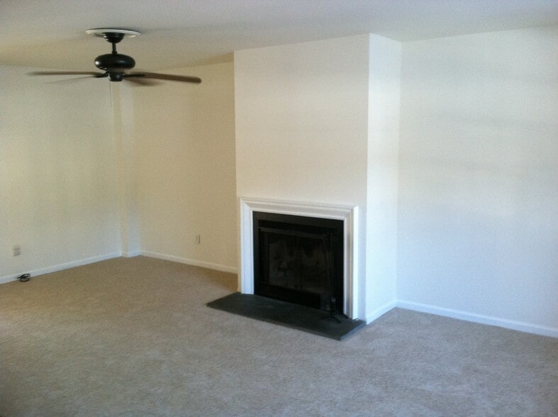 Building Photo - 406 Tinker Dr