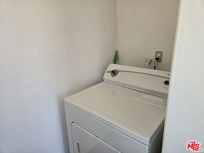 Building Photo - 1233 Tamarind Ave