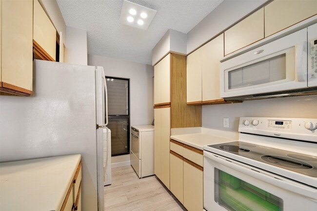 Building Photo - 7700 Seawall Blvd