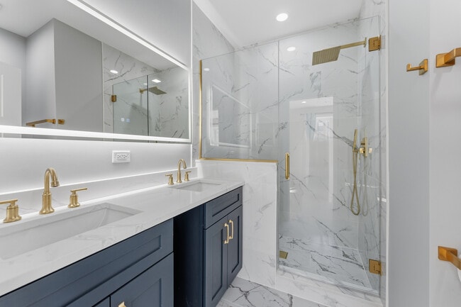 Building Photo - 7428 N Rogers Ave