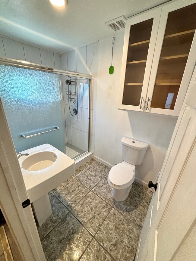 Building Photo - 1851 E 43rd St