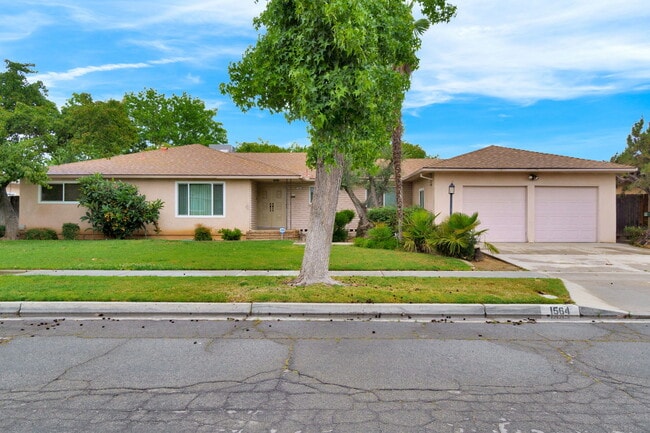 Building Photo - 1564 E Escalon Ave