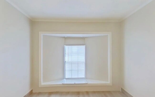 Building Photo - MOVE IN READY