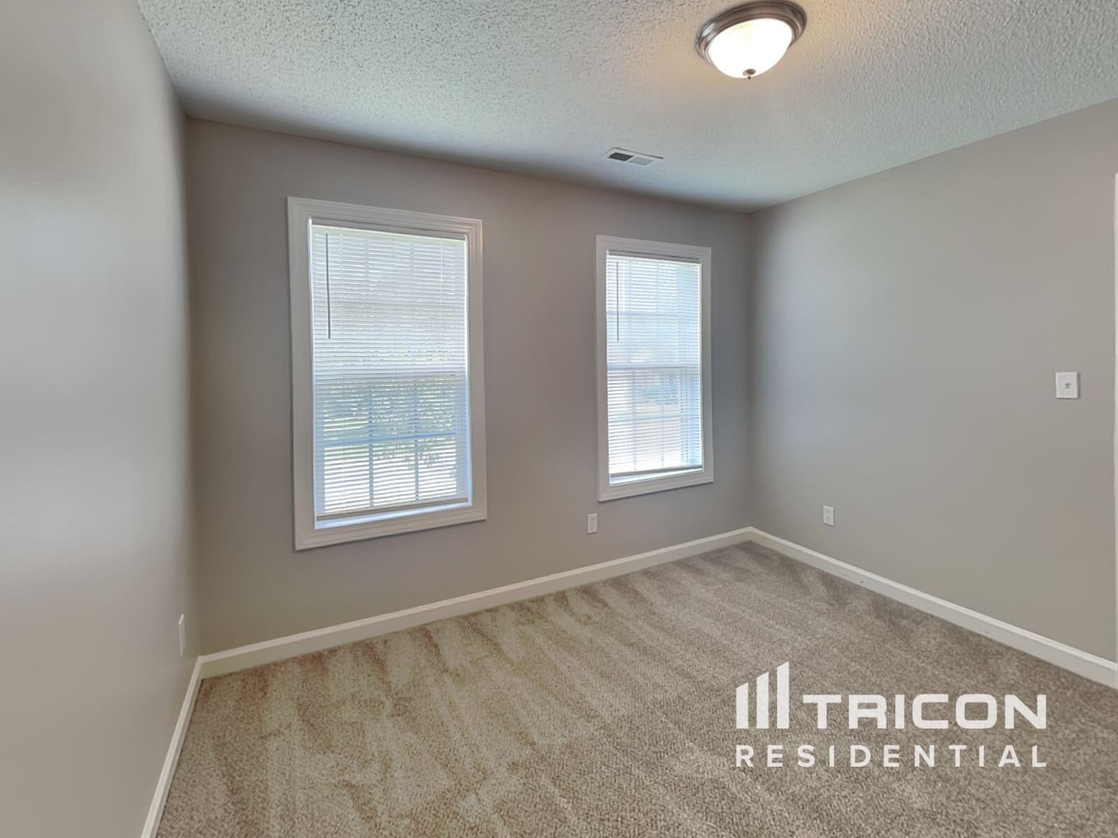 Building Photo - 2829 Rosemeade Dr