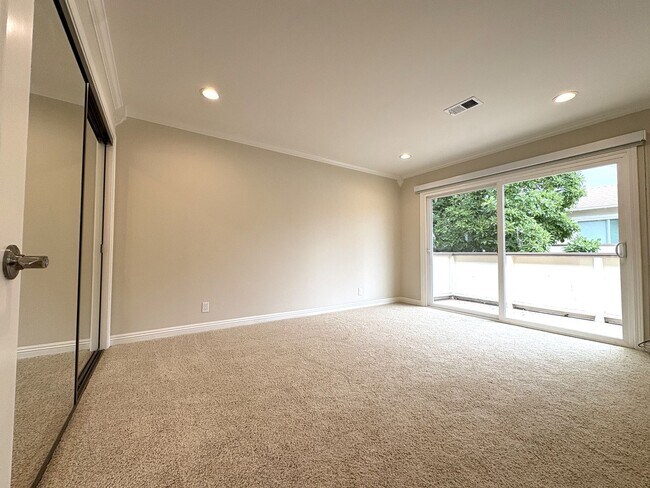 Building Photo - Updated 2 bedroom with in unit washer, dry...