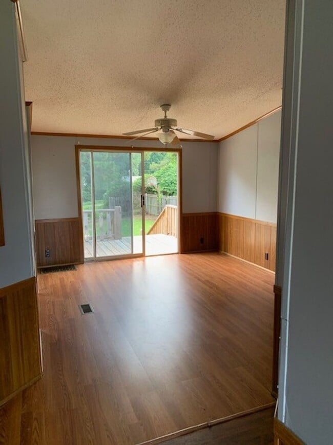Building Photo - Nice 3 Bed 2 Bath Home! Available Now!