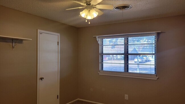 Building Photo - Leasing now! Cozy and comfortable 3/2/2 Brick Home Available for August