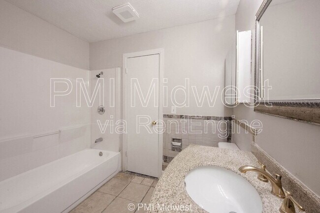 Building Photo - 3926 Malibu Dr